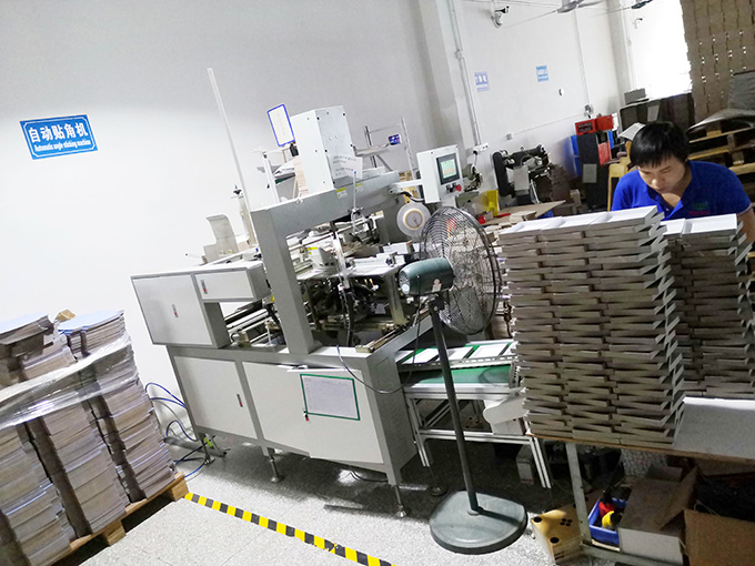 Corner gluing machine